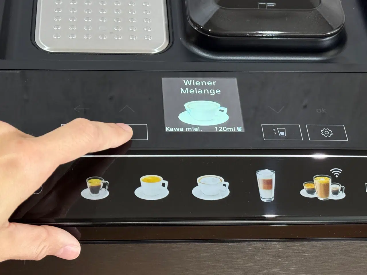 wybór rodzaju kawy na panelu sterowania automatycznego ekspresu do kawy Siemens EQ500 connect
