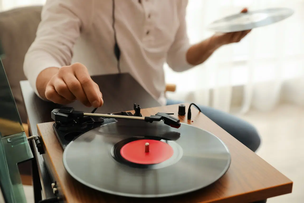 gramofon na winylowe płyty - pomysł na prezent na domówkę dla melomana