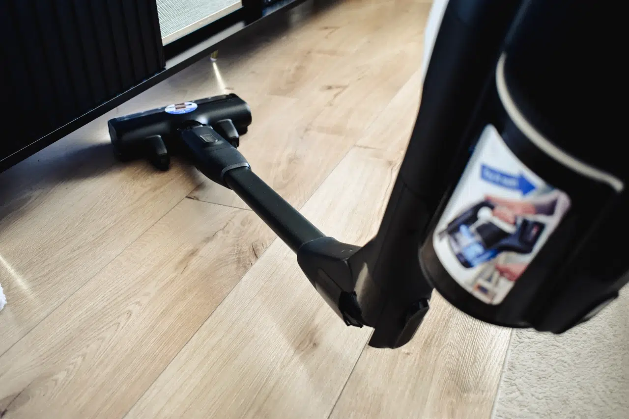 odkurzanie pod szafkami na nóżkach z wykorzystaniem odkurzacza pionowego z łamaną rurą Bosch Unlimited 10 BCS1041WAC