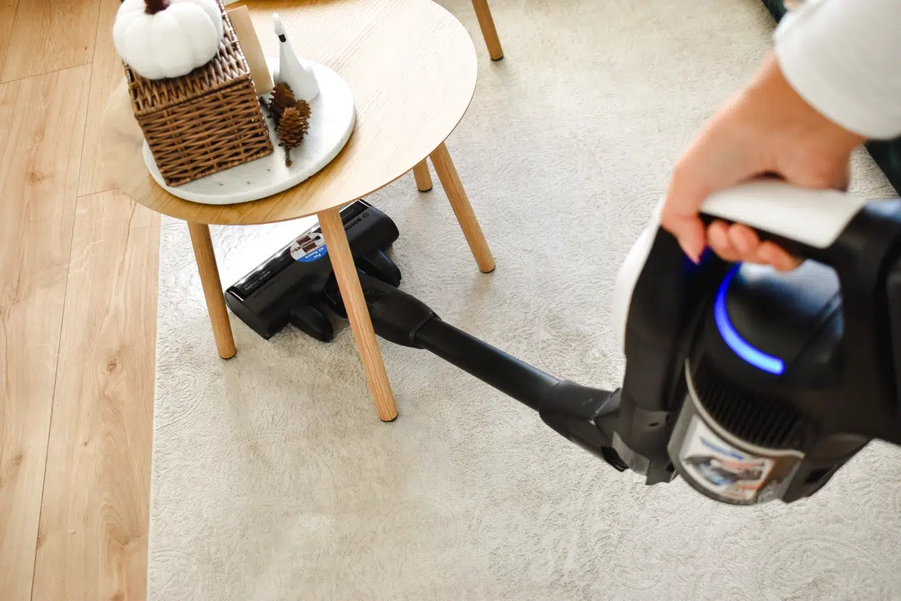 odkurzanie pod stolikiem odkurzaczem pionowym ze zginaną rurą Bosch Unlimited 10 BCS1041WAC