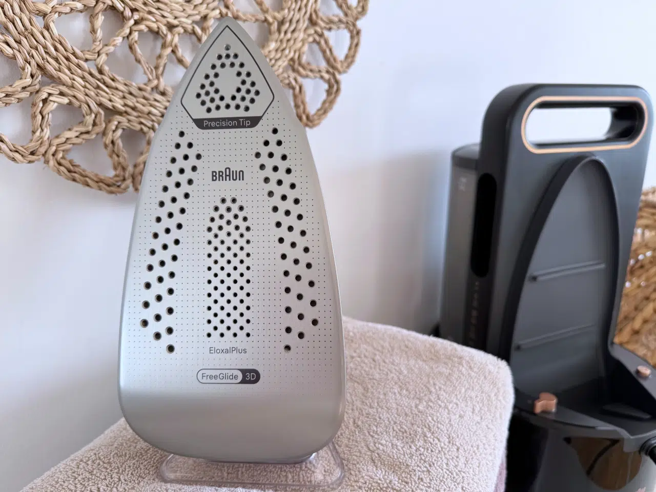stopa EloxalPlus FreeGlide 3D żelazka z generatorem pary Braun CareStyle 9