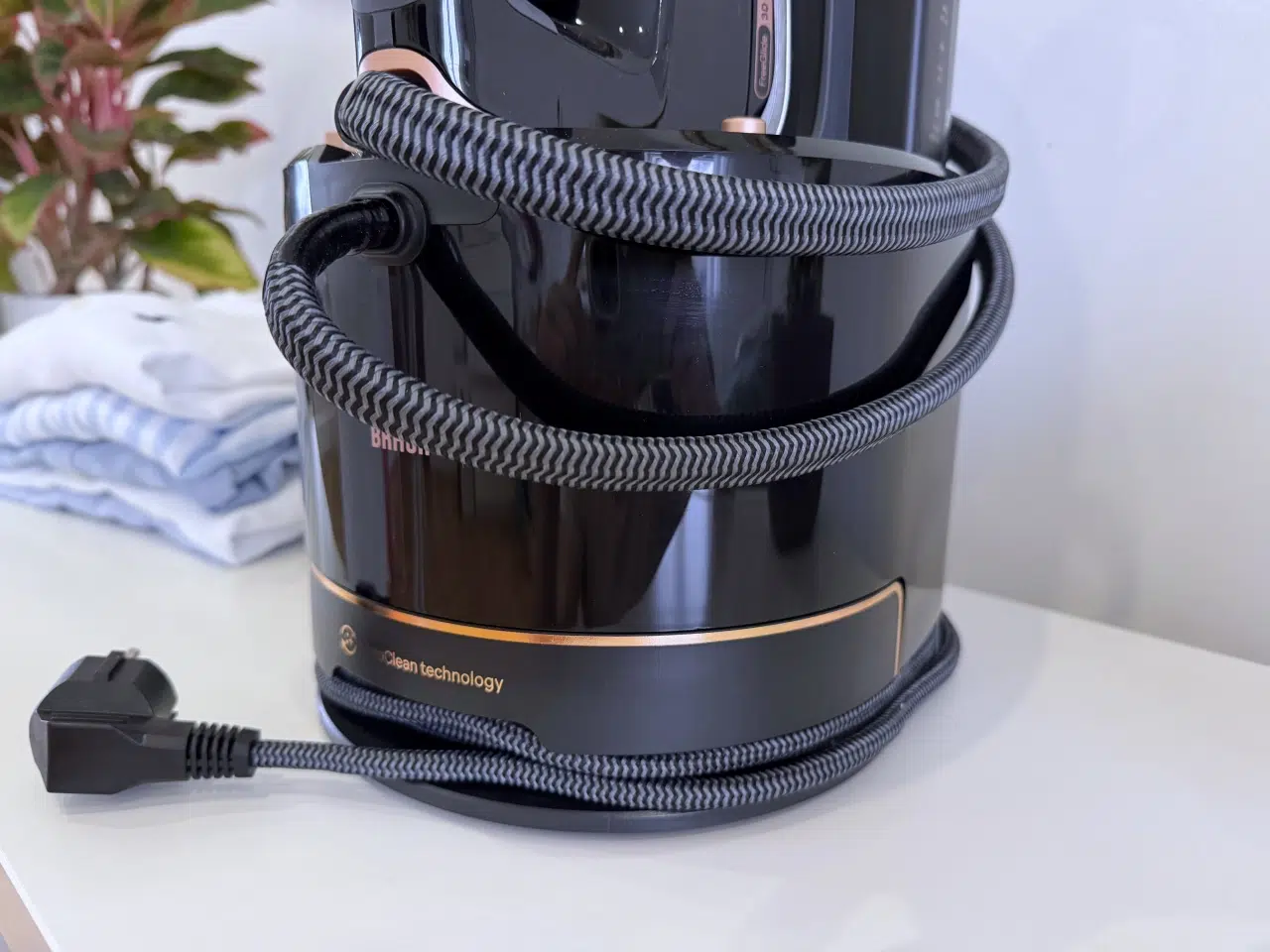 żelazko z generatorem pary Braun CareStyle 9 ze zwiniętym przewodem zasilającym i parowym