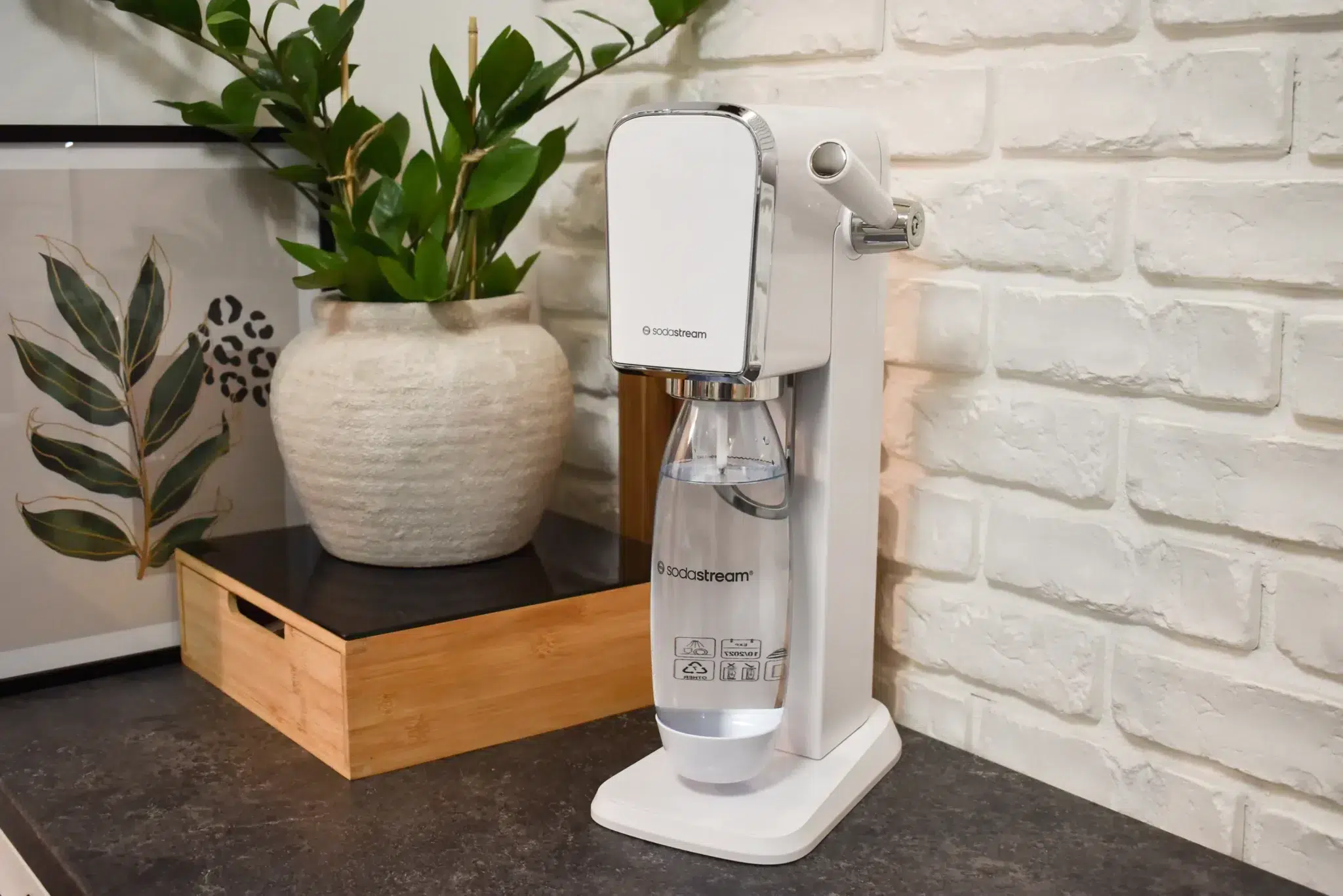 Saturator do wody gazowanej SodaStream z podłączoną butelką