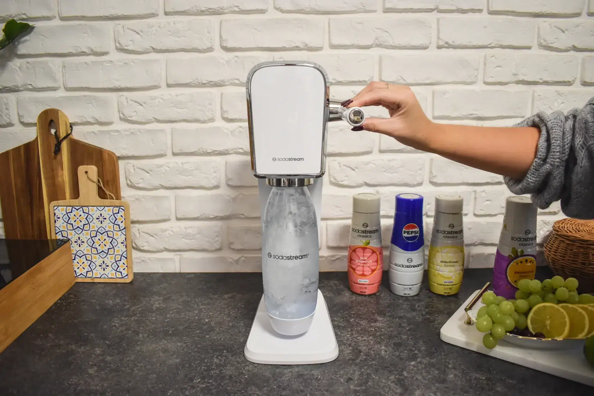 gazowanie wody w saturatorze SodaStream Art