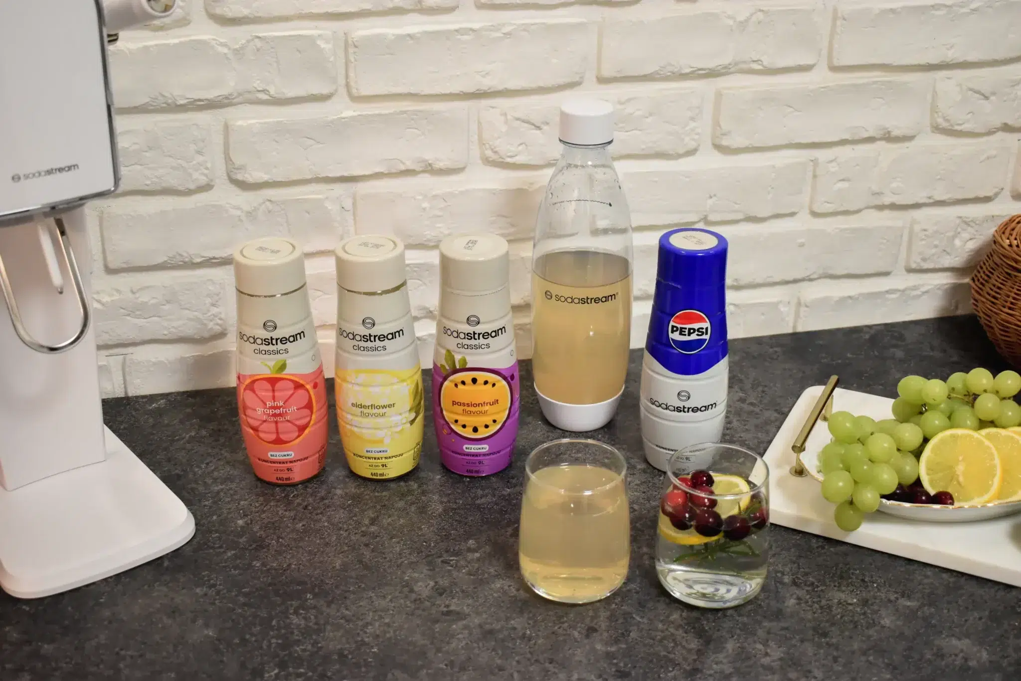 szklanki z napojami przygotowanymi na bazie wody gazowanej w saturatorze SodaStream, syropów SodaStream i owoców