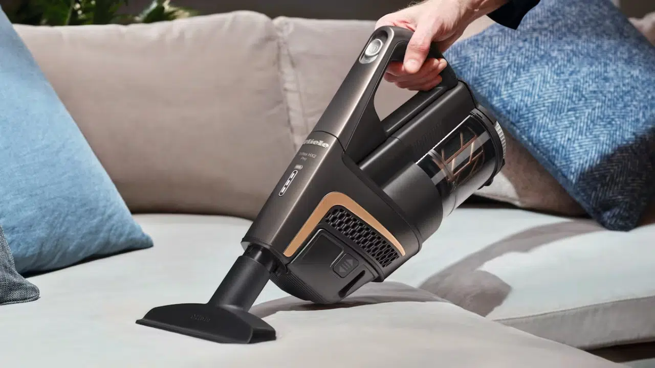 czyszczenie kanapy odkurzaczem ręcznym Miele Triflex HX2