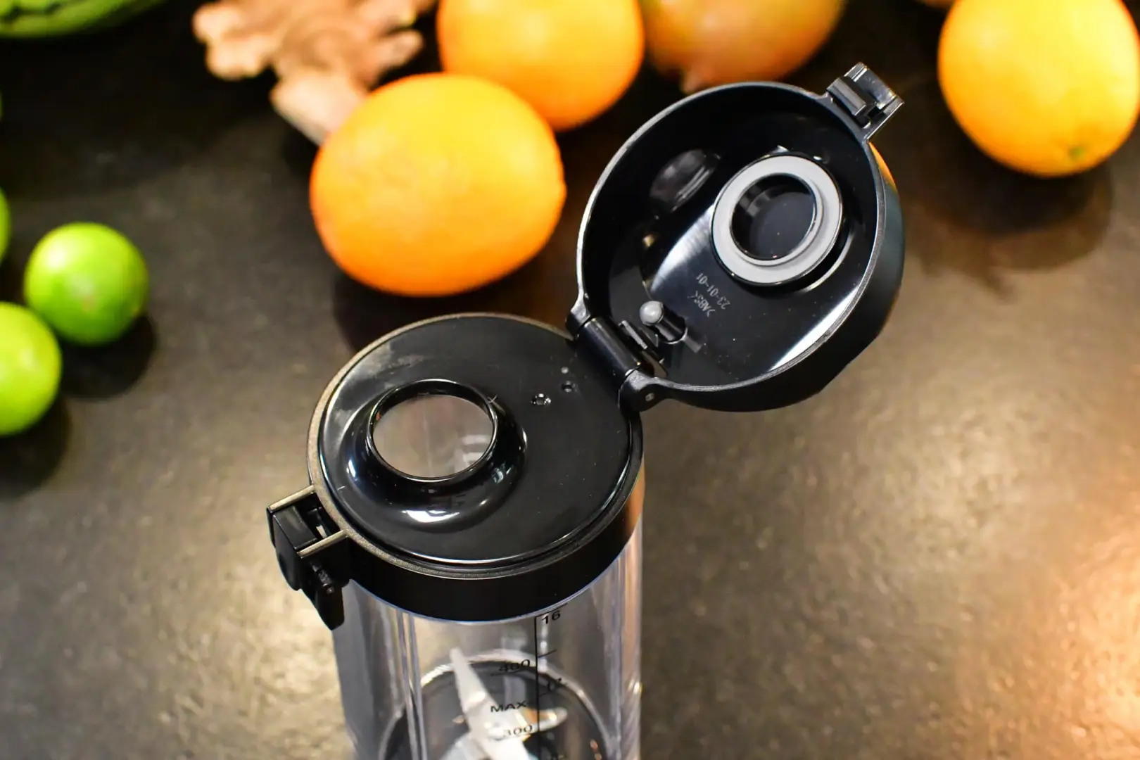 Blender przenośny nutribullet Portable z owocami gotowymi do zblendowania-Specjalny ustnik do picia-sprawdzono.pl