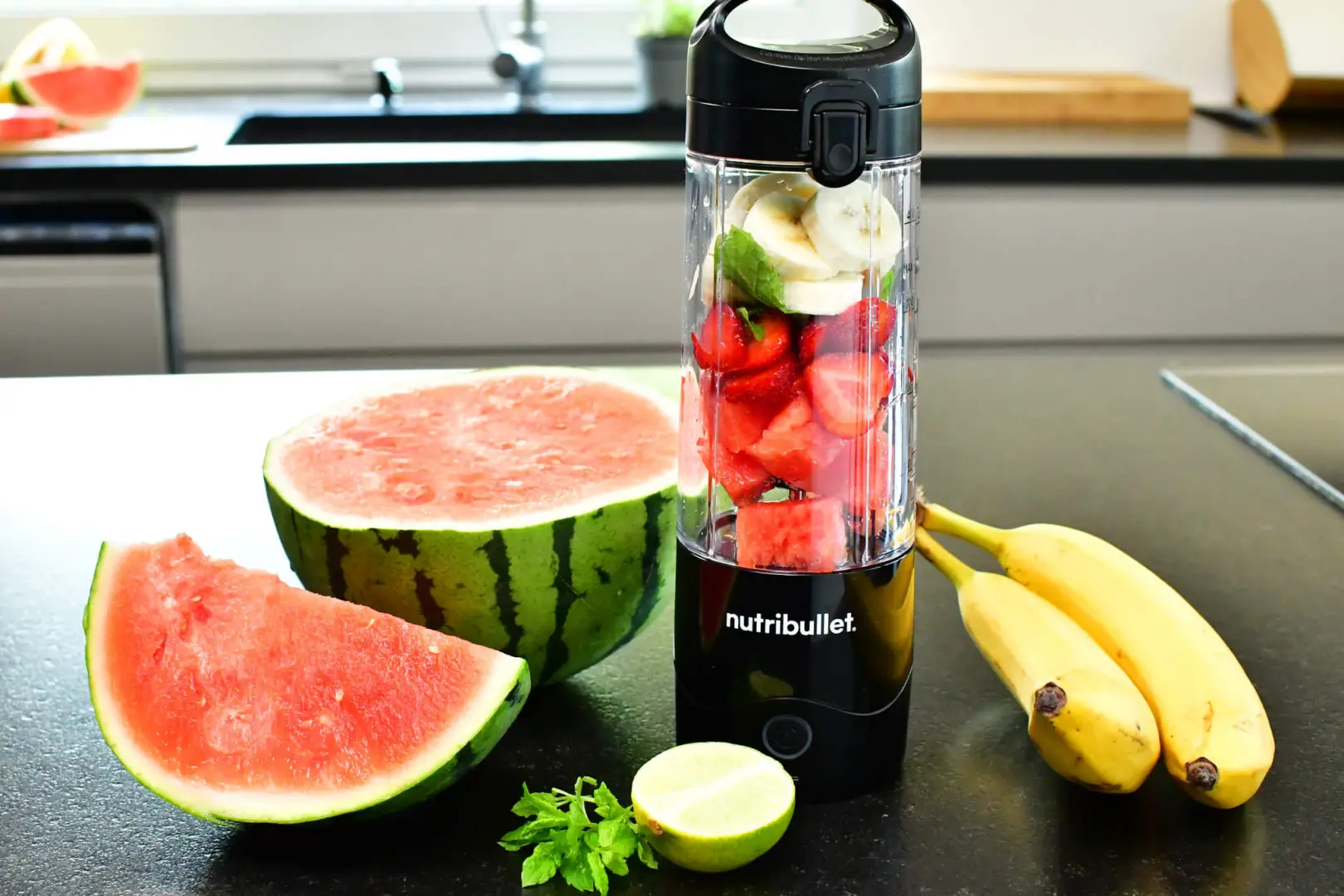 Blender przenośny nutribullet Portable z owocami gotowymi do zblendowania-sprawdzono.pl