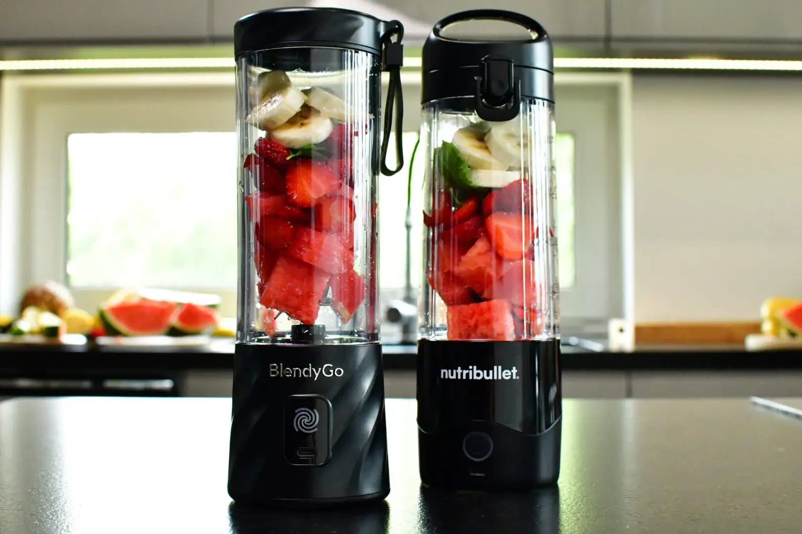 Blendery z przyszykowanymi owocami na smoothie-Nutribullet Portable vs BlendyGo 3-sprawdzono.pl