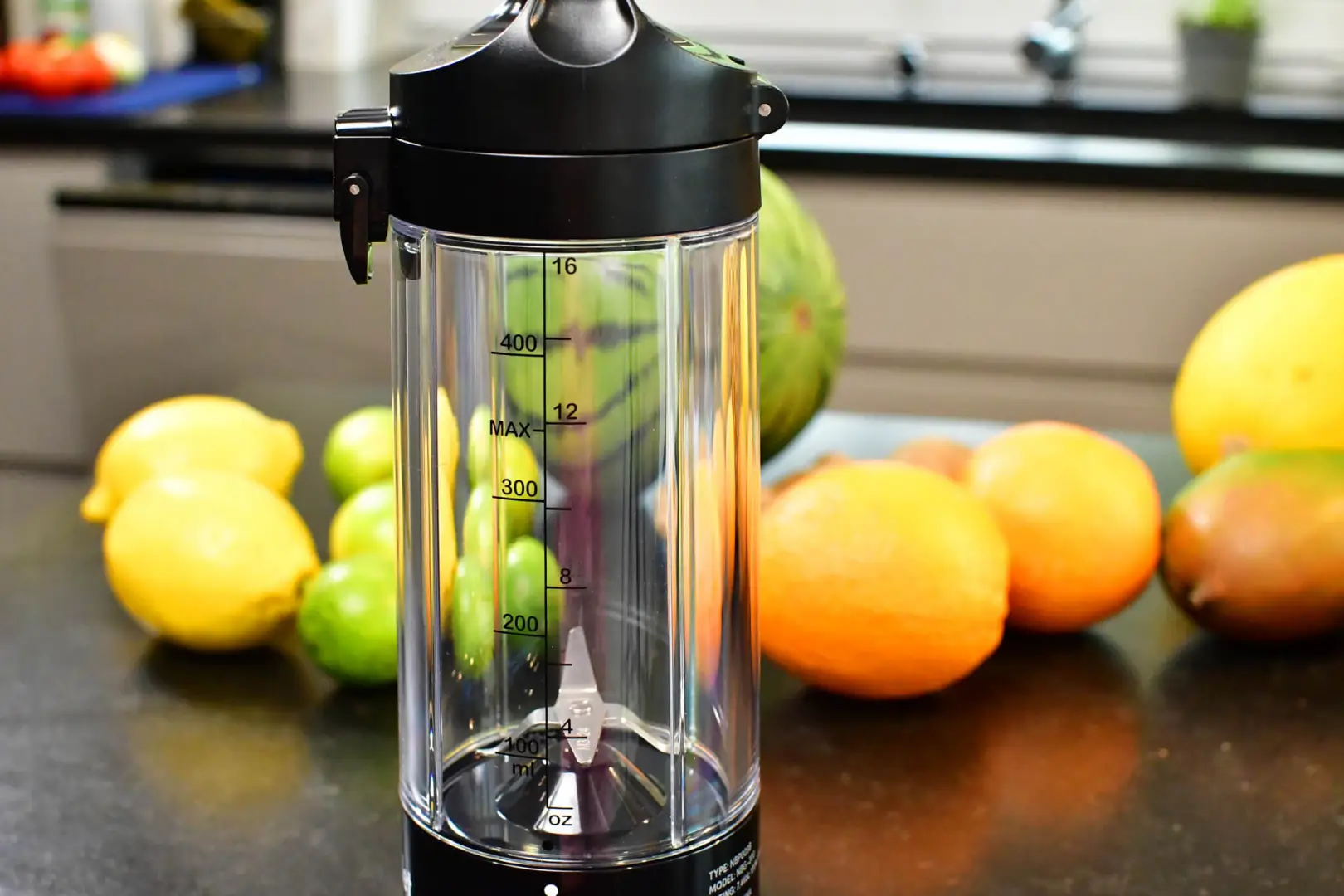 Dobrze widoczna i czytelna miarka w blenderze nutribullet Portable-sprawdzono.pl
