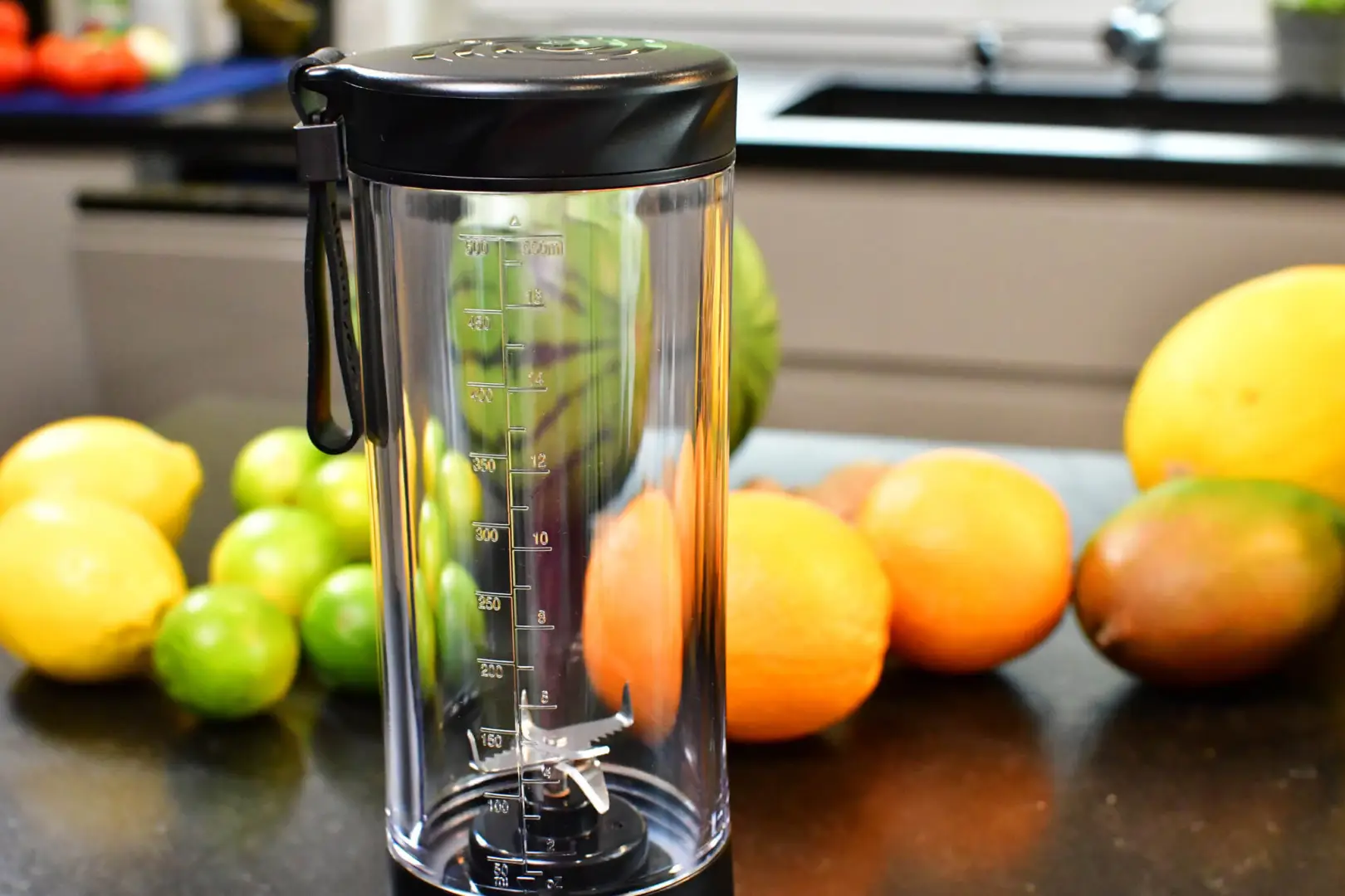 Niezbyt czytelna miarka blendera BlendyGo 3-Nutribullet Portable vs BlendyGo 3-sprawdzono.pl