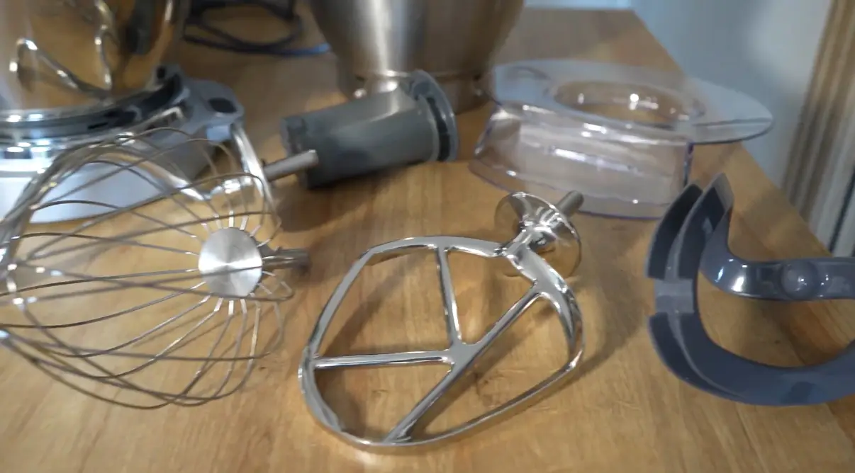 W zestawie z robotem planetarnym Kenwood, znajdują się różnego rodzaju mieszadła.