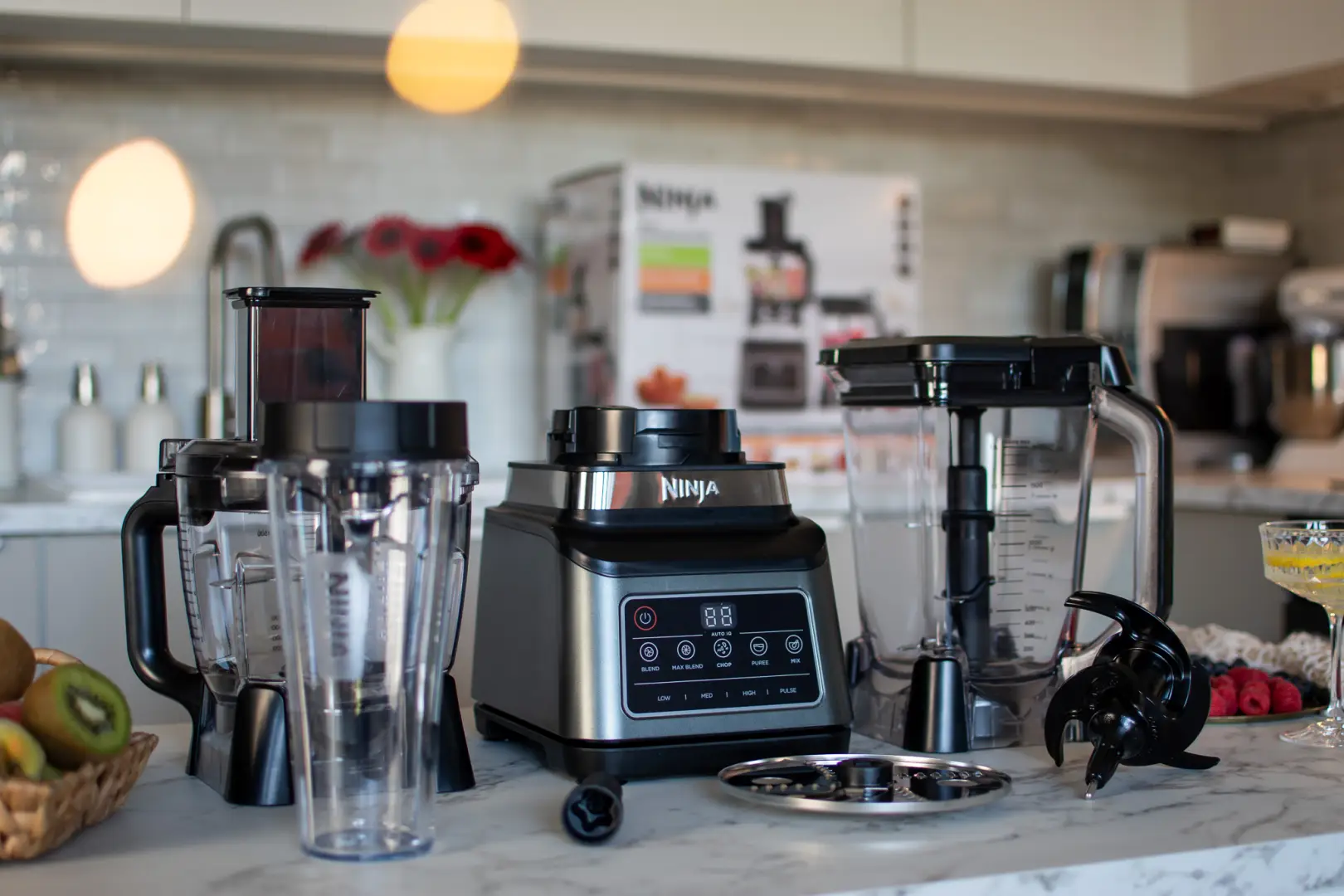 Blender kielichowy Ninja BN800EU na kuchennym blacie.