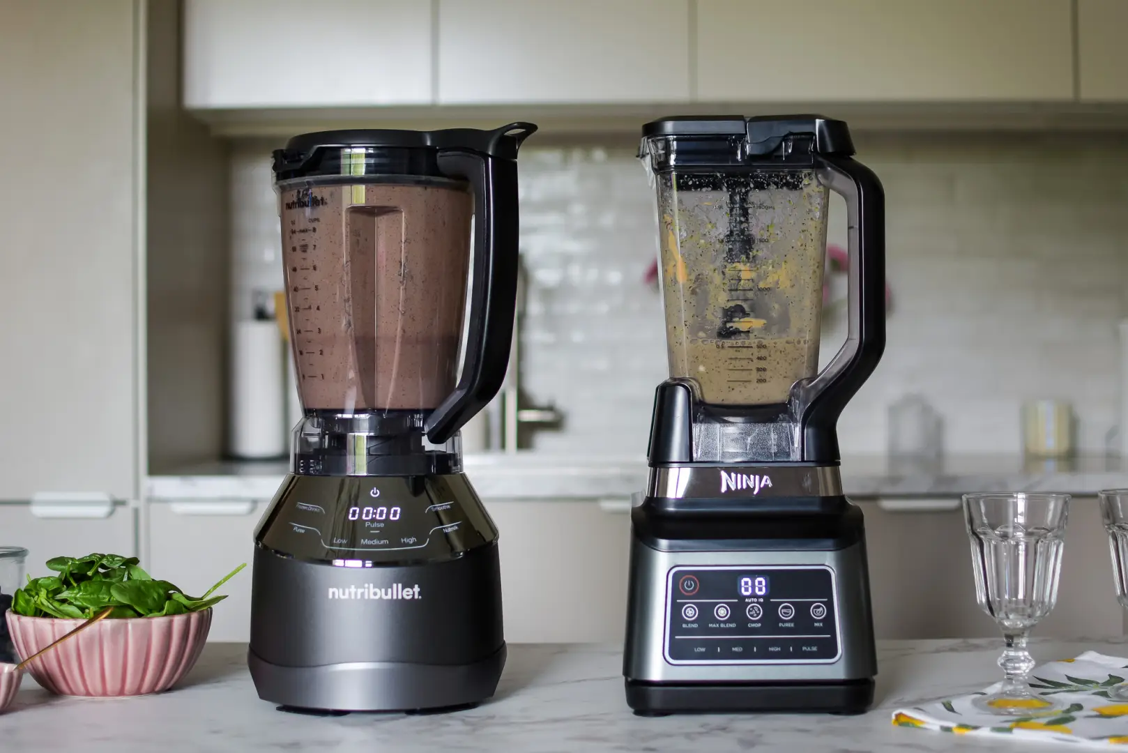Blendery kielichowe Nutribullet i Ninja podczas przygotowania smoothie