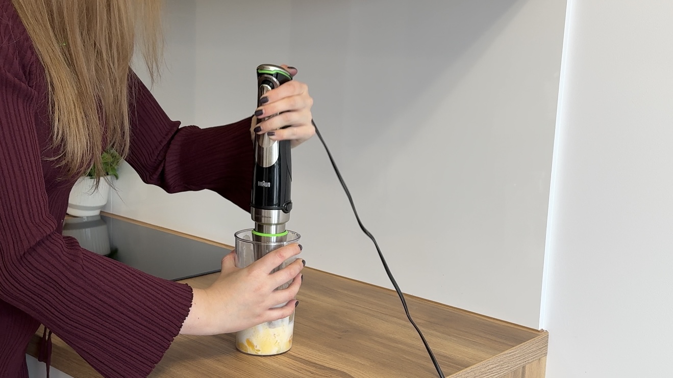 Kobieta blendująca mrożone owoce na smoothie za pomocą blendera wielofunkcyjnego Braun MultiQuick 9 - zdjęcie
