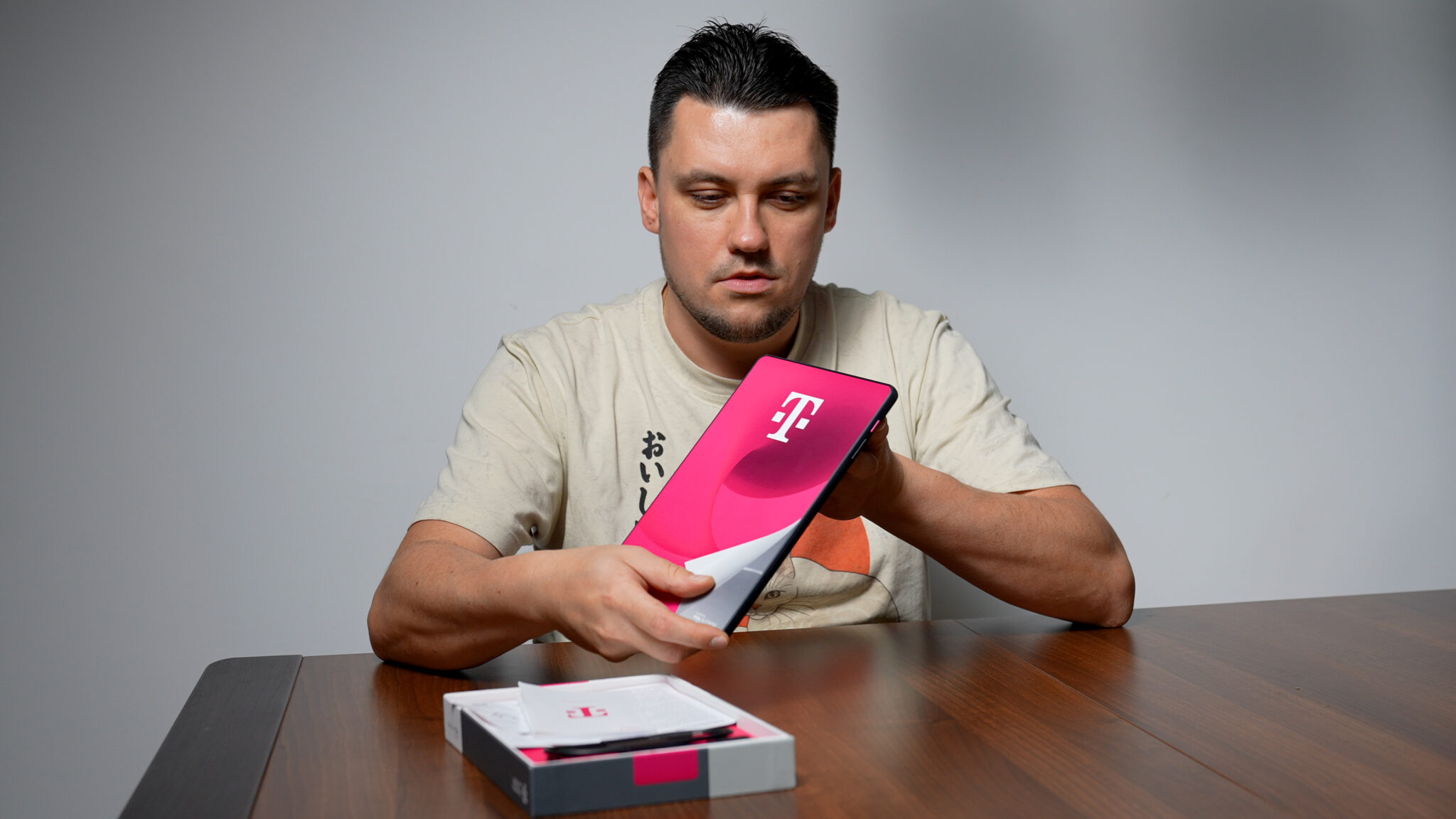 T Tablet 2 waży 490 gramów - jest to akceptowalna waga by wygodnie trzymać go oburącz.