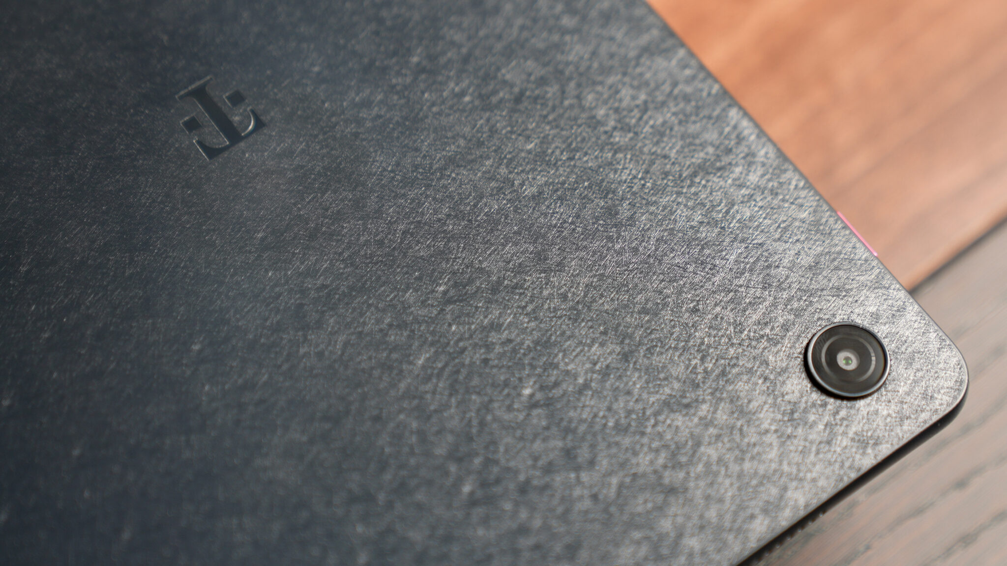 Plecki T Tablet 2 mają specjalną fakturę, która ułatwia chwyt, redukuje ślizganie palców, oraz nie pozostawia ich odcisków.