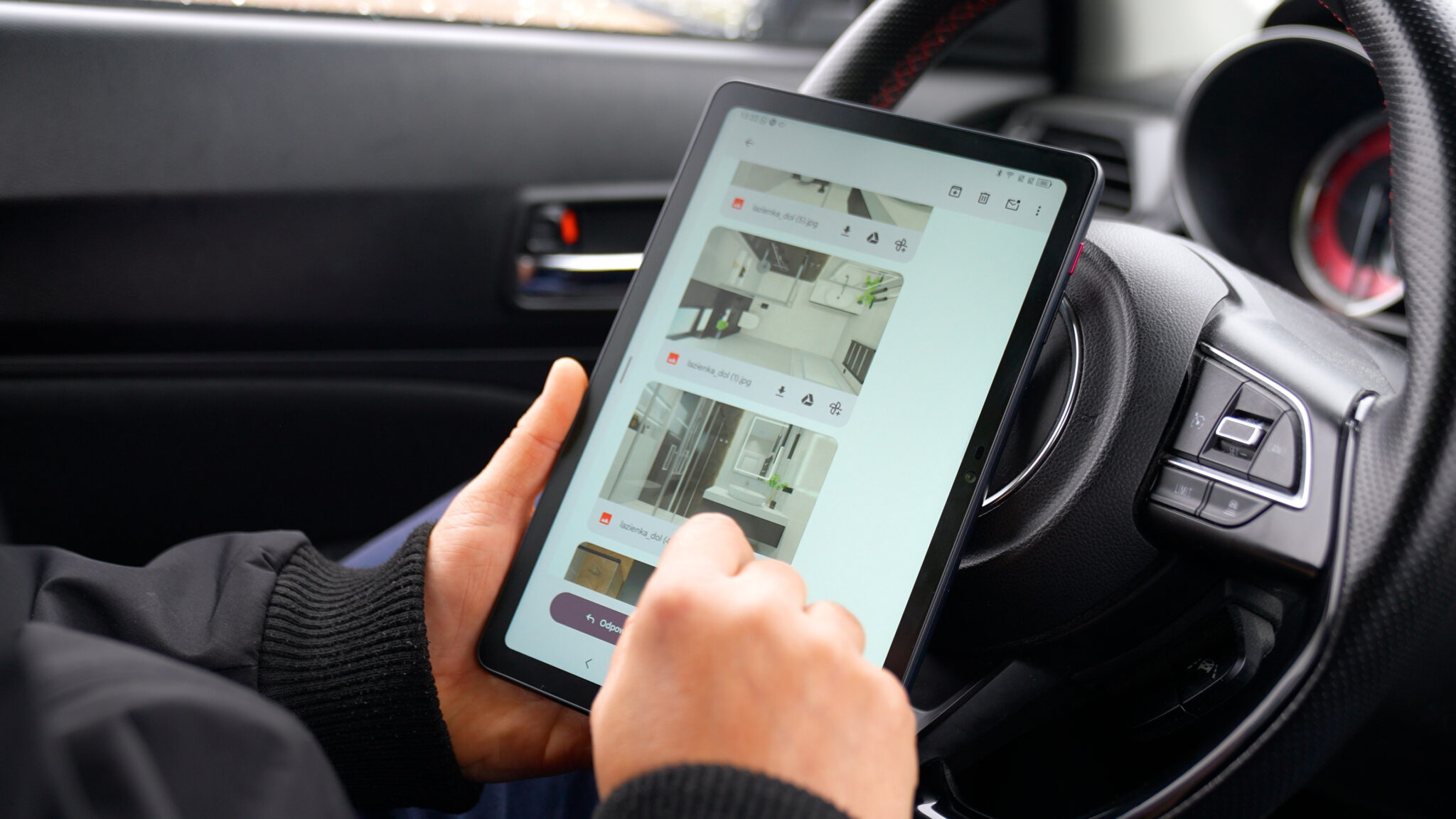 Kąty widzenia nie są idealne, ale jeżeli trzymamy tablet w miarę na wprost swojej twarzy, nie zauważymy problemu.