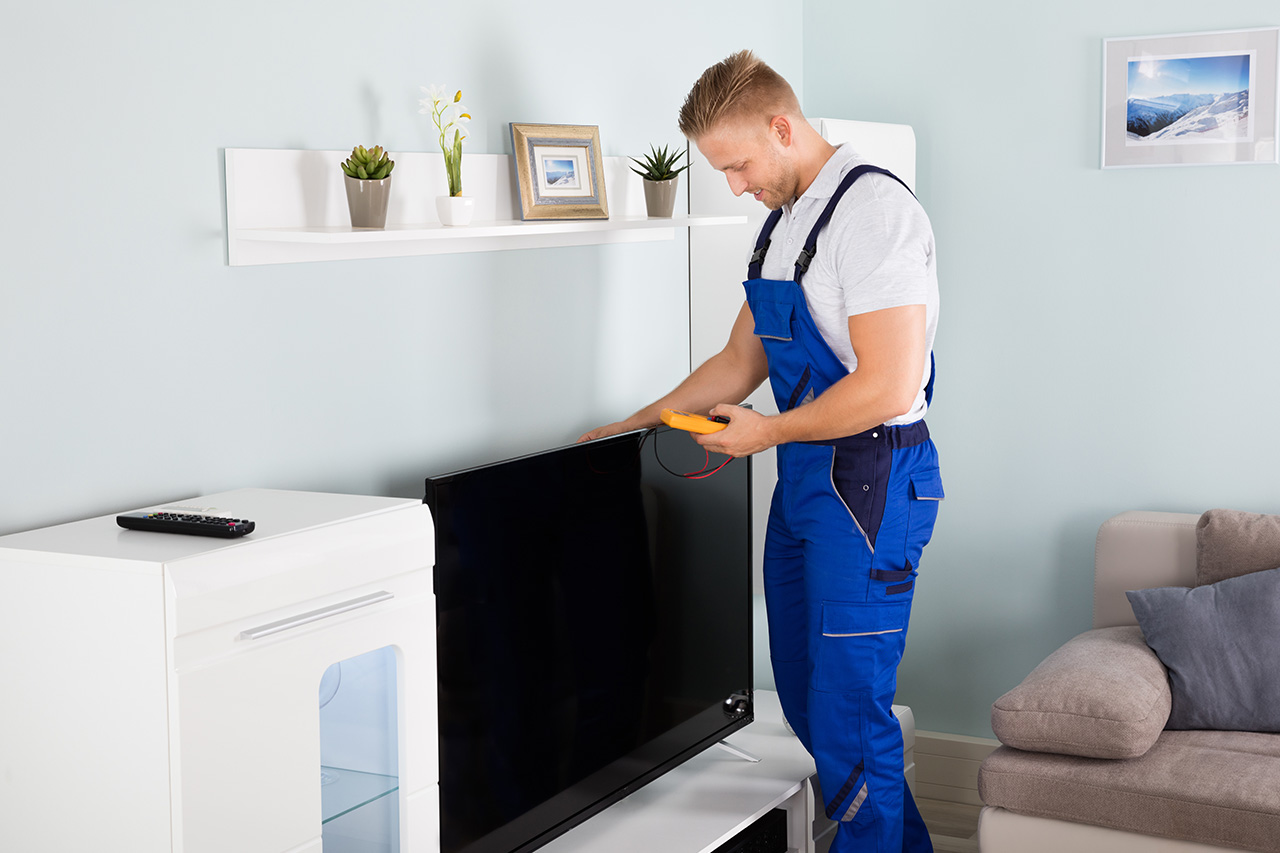 Serwisant naprawiający telewizor. - zdjęcie