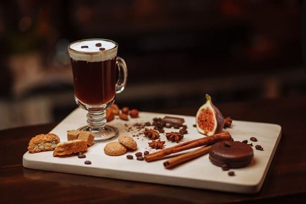 kawa po irlandzku z whiskey podana w szklance z uszkiem