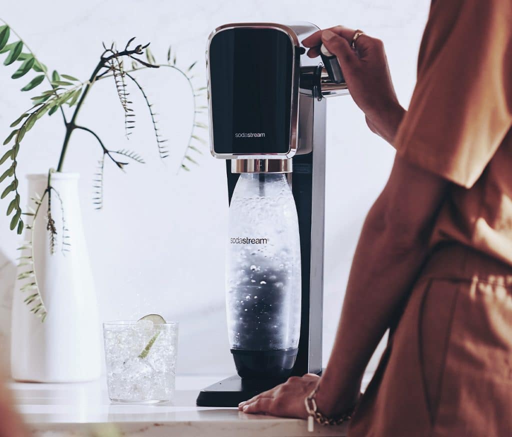 Kobieta przygotowująca wodę gazowaną w SodaStream