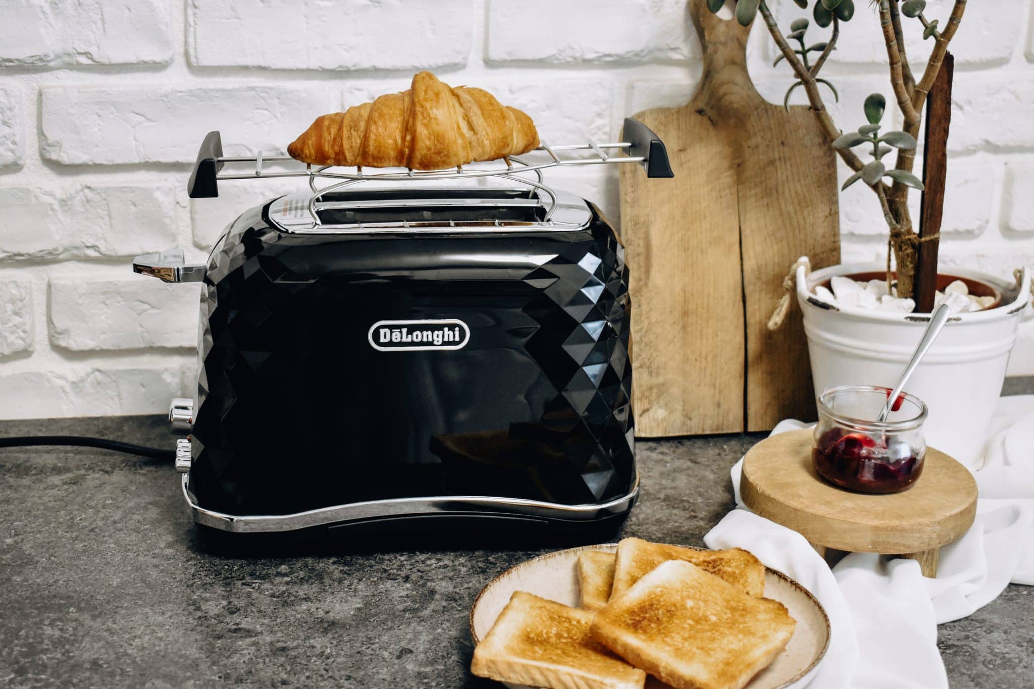 Czarny toster De’Longhi Brillante CTJ 2103.BK