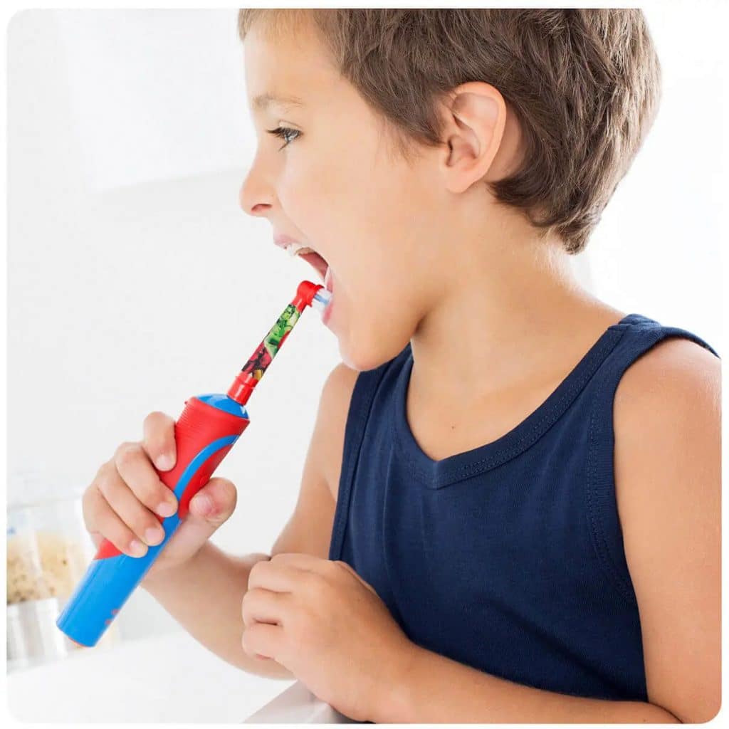 Stages Power D12 – elektryczna szczoteczka dla dzieci Frozen i Star Wars Oral-B