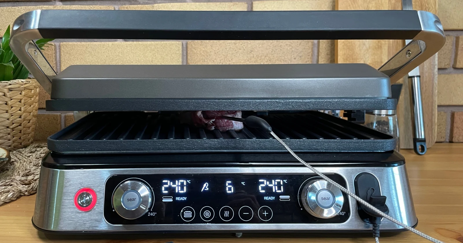 Testowany grill elektryczny z termo sondą Braun MultiGrill 9 Pro CG 9167 w trakcie smażenia steka wołowego