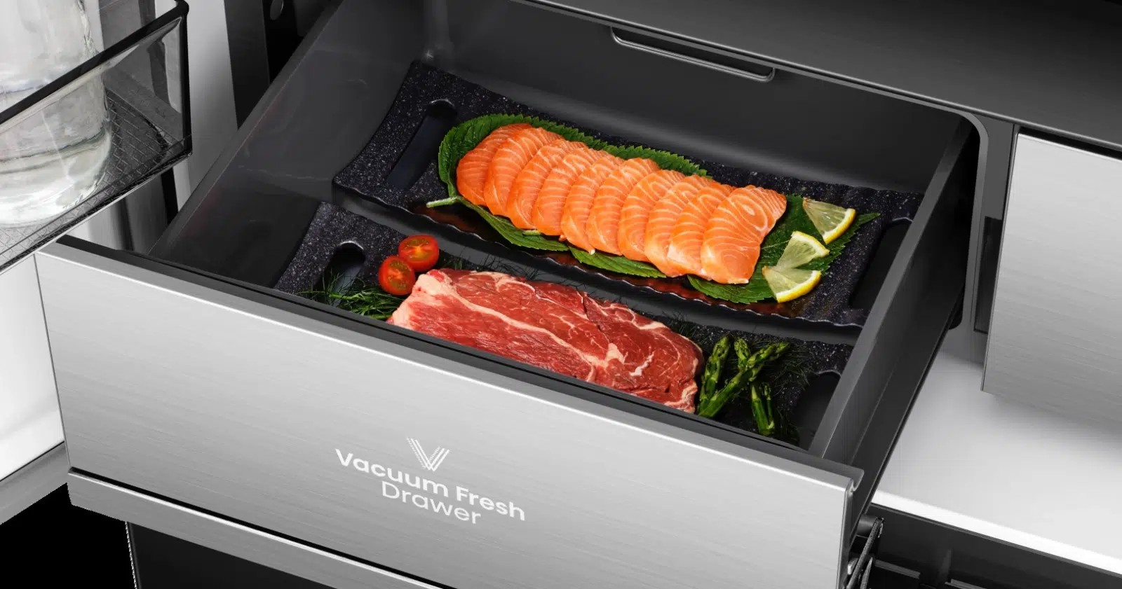 szuflada próżniowa Vacuum Fresh Drawer w lodówce Hisense RQ768N4GBE, w której umieszczono łososia i polędwicę