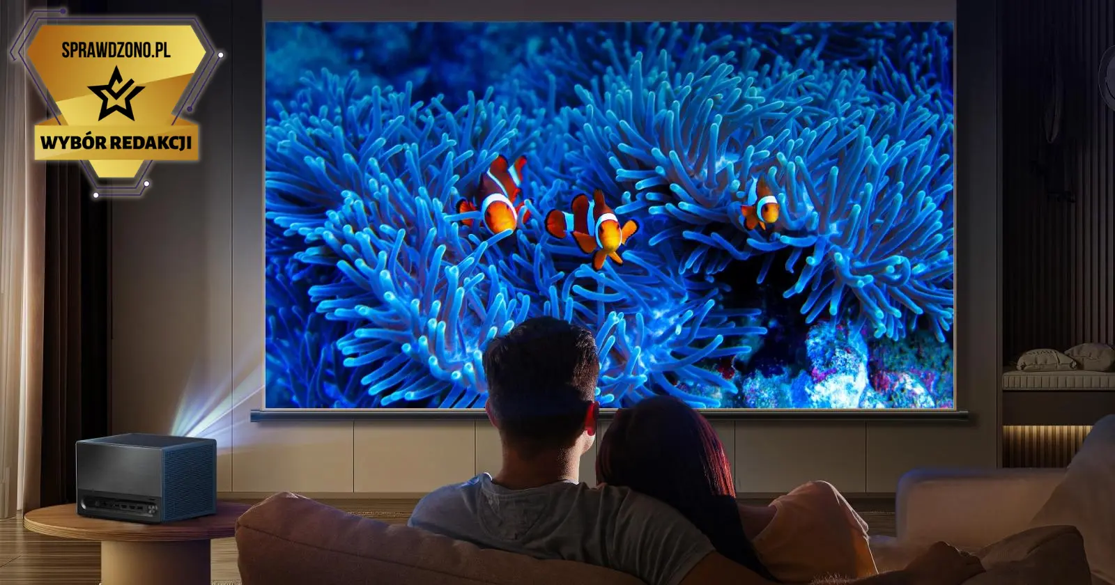 para ogląda obraz z laserowego projektora 4K UHD Hisense C1 wyświetlany na ekranie