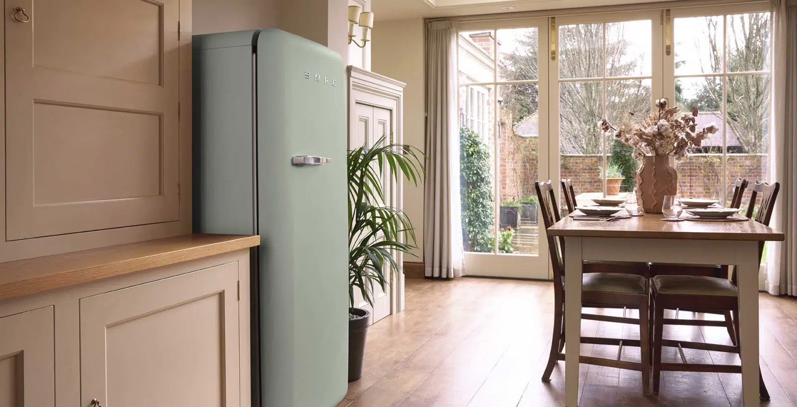 nowa lodówka SMEG w kolorze Sea Salt Green w nowoczesnej kuchni