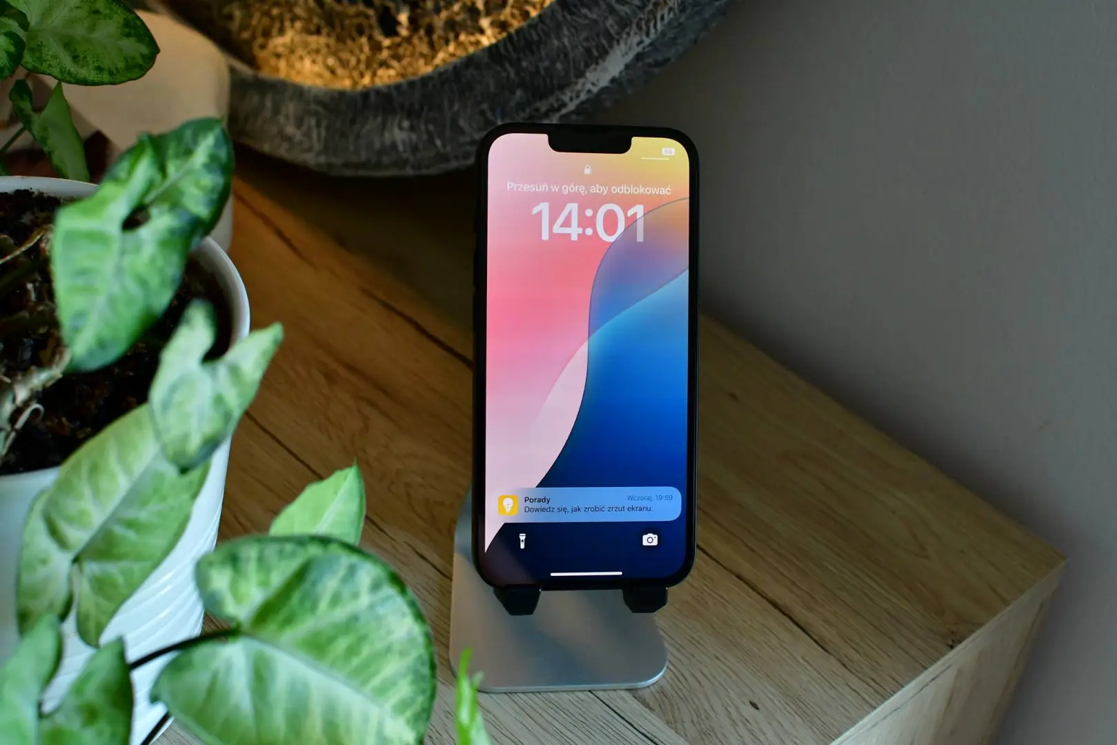 iPhone 16e-Recenzja 2025-Midnight Graphite